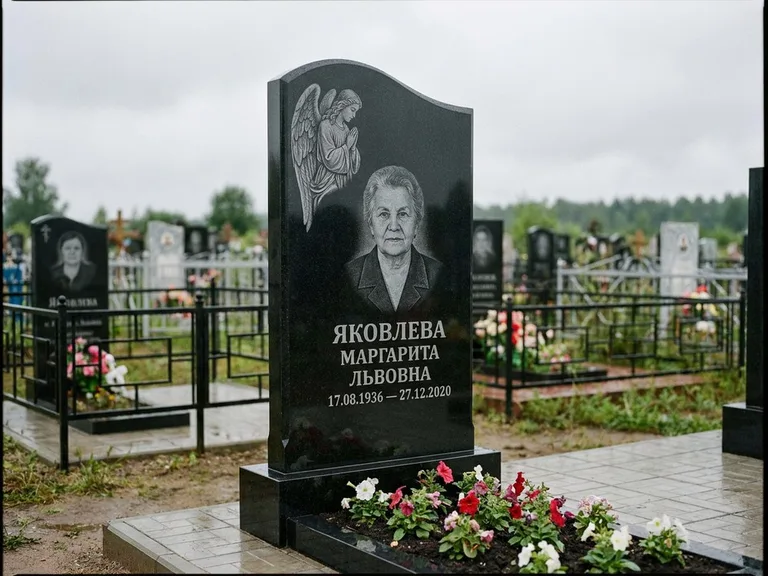 Памятник с гравировкой ангела — гравировка молящегося ангела в верхней части стелы, работа «Яковлева» в Новокузнецке