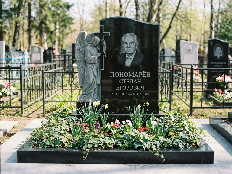 Памятник с гравировкой ангела — гравировка ангела с крестом рядом с эпитафией, работа «Пономарёв» в Новокузнецке