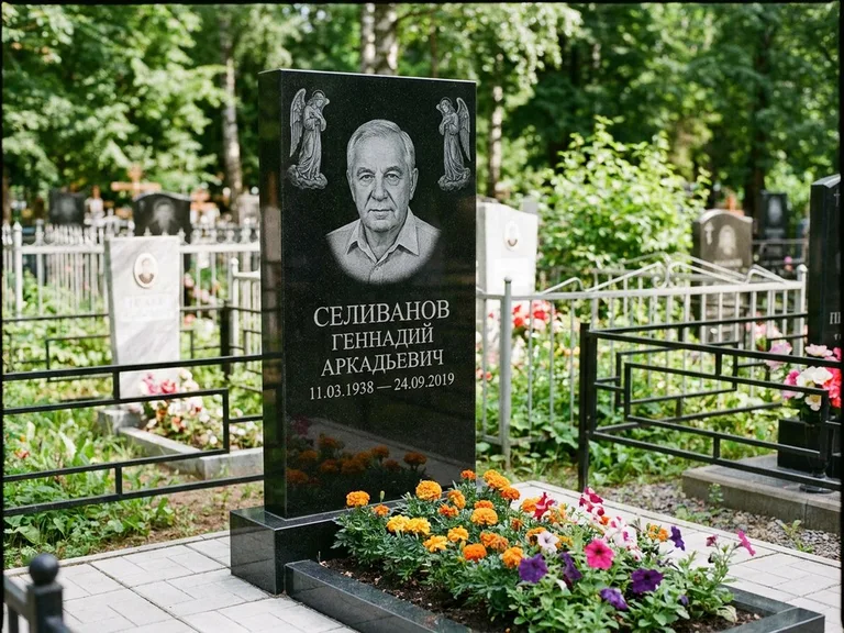 Памятник с гравировкой ангела — гравировка двух ангелов по сторонам портрета, работа «Селиванов» в Новокузнецке