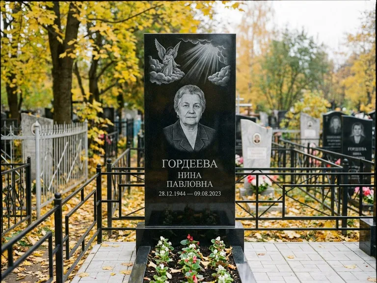 Памятник с гравировкой ангела — гравировка ангела в облаках с лучами над портретом, работа «Гордеева» в Новокузнецке
