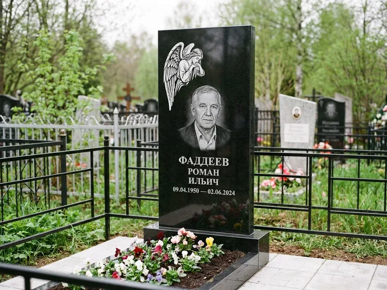 Памятник с гравировкой ангела — белая гравировка скорбящего ангела над портретом, работа «Фаддеев» в Новокузнецке