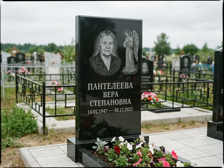 Памятник с гравировкой ангела — гравировка ангела-хранителя сбоку от портрета, работа «Пантелеева» в Новокузнецке