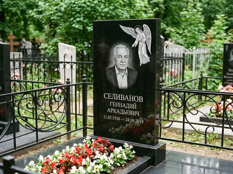 Памятник с гравировкой ангела — белая гравировка скорбящего ангела над портретом, работа «Селиванов» в Новокузнецке