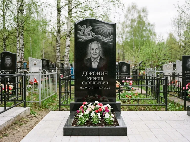 Памятник с гравировкой ангела — гравировка ангела в облаках с лучами над портретом, работа «Доронин» в Новокузнецке
