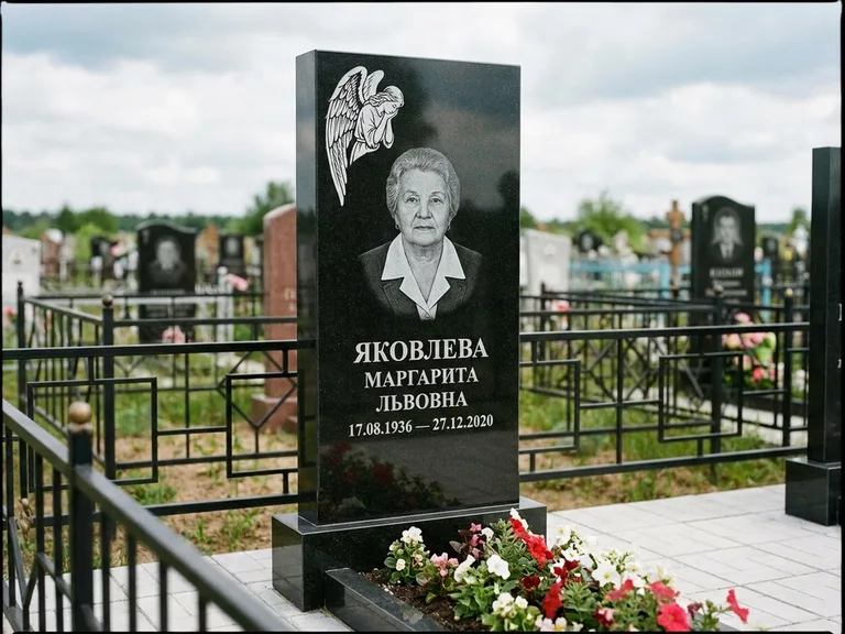 Памятник с гравировкой ангела — белая гравировка скорбящего ангела над портретом, работа «Яковлева» в Новокузнецке