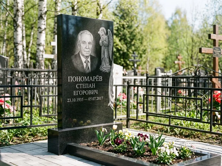 Памятник с гравировкой ангела — гравировка ангела-хранителя сбоку от портрета, работа «Пономарёв» в Новокузнецке