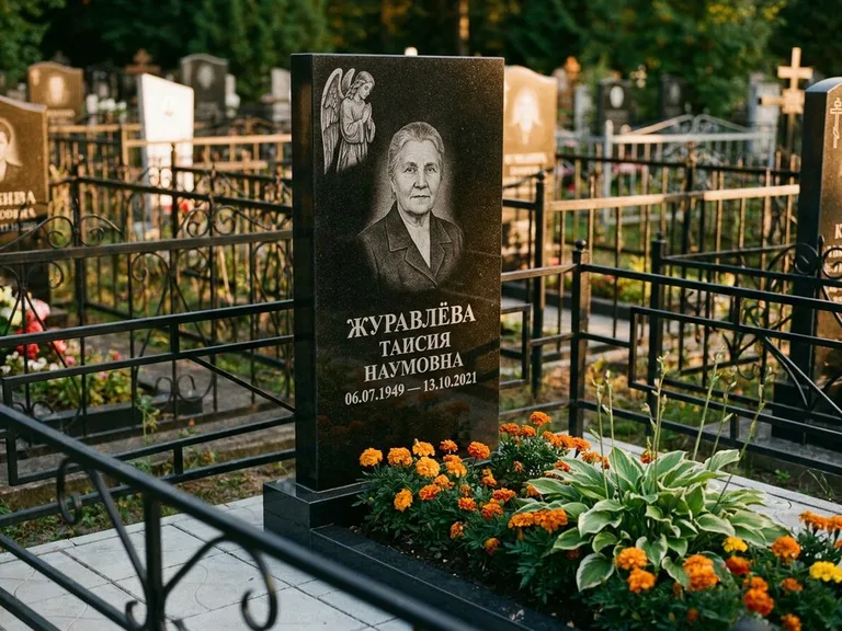 Памятник с гравировкой ангела — гравировка молящегося ангела в верхней части стелы, работа «Журавлёва» в Новокузнецке
