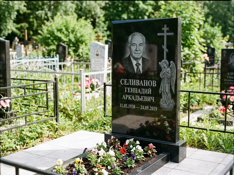 Памятник с гравировкой ангела — гравировка ангела с крестом рядом с эпитафией, работа «Селиванов» в Новокузнецке
