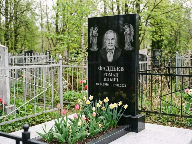 Памятник с гравировкой ангела — гравировка двух ангелов по сторонам портрета, работа «Фаддеев» в Новокузнецке