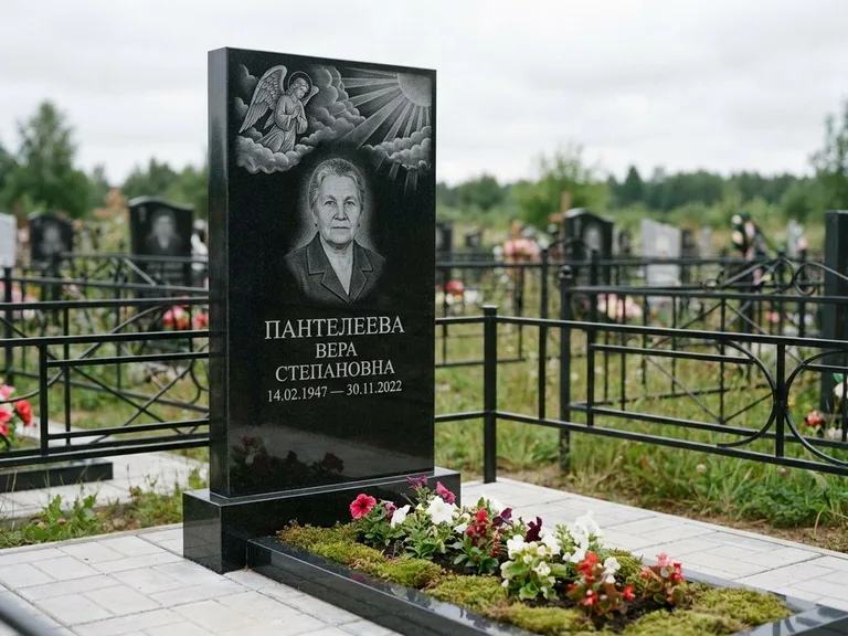 Памятник с гравировкой ангела — гравировка ангела в облаках с лучами над портретом, работа «Пантелеева» в Новокузнецке