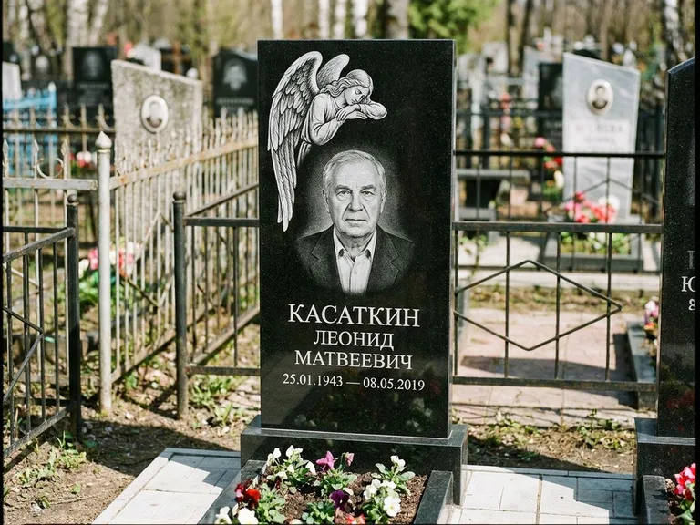 Памятник с гравировкой ангела — белая гравировка скорбящего ангела над портретом, работа «Касаткин» в Новокузнецке