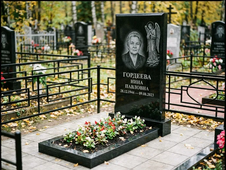 Памятник с гравировкой ангела — гравировка ангела-хранителя сбоку от портрета, работа «Гордеева» в Новокузнецке