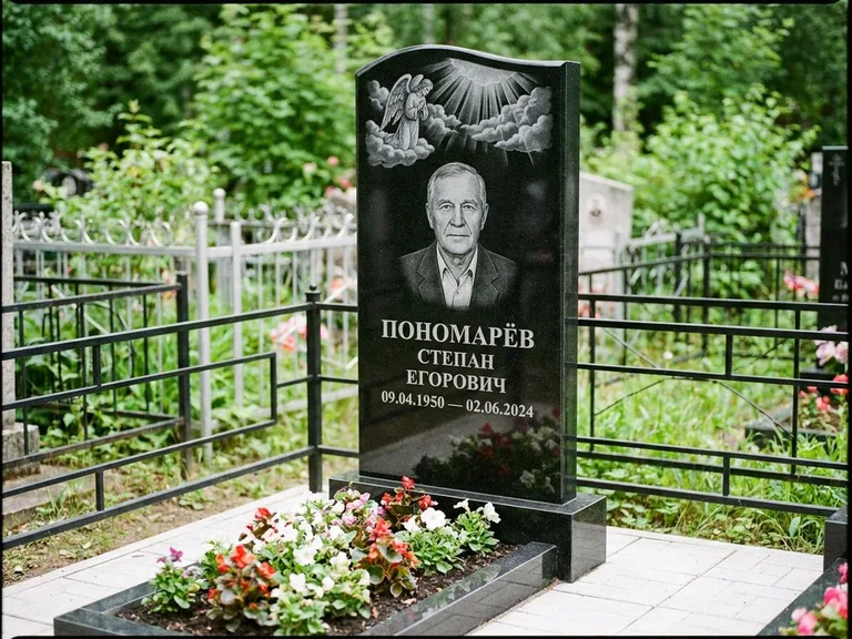 Памятник с гравировкой ангела — гравировка ангела-хранителя сбоку от портрета, работа «Лобанова» в Новокузнецке