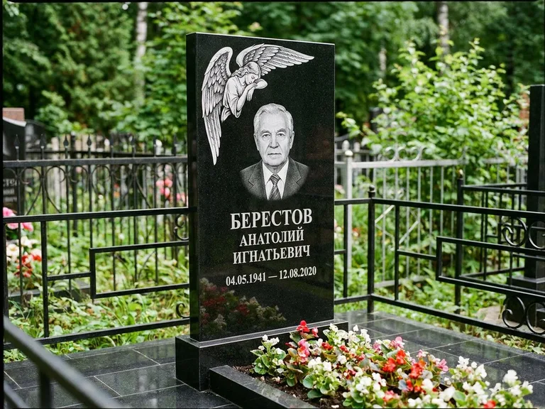 Памятник с гравировкой ангела — гравировка молящегося ангела в верхней части стелы, работа «Свиридов» в Новокузнецке