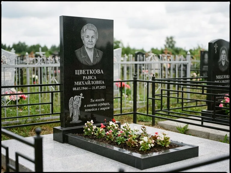 Памятник с гравировкой ангела — гравировка двух ангелов по сторонам портрета, работа «Яковлева» в Новокузнецке