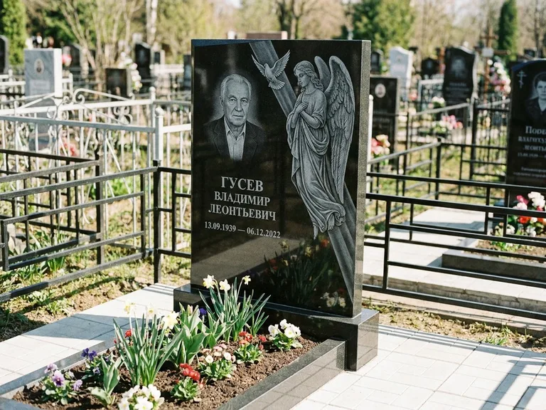 Памятник с гравировкой ангела — гравировка ангела в облаках с лучами над портретом, работа «Пономарёв» в Новокузнецке