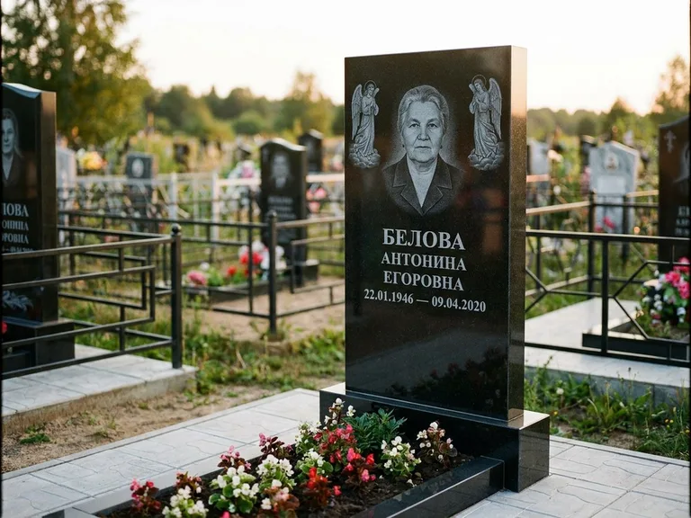 Памятник с гравировкой ангела — белая гравировка скорбящего ангела над портретом, работа «Журавлёва» в Новокузнецке
