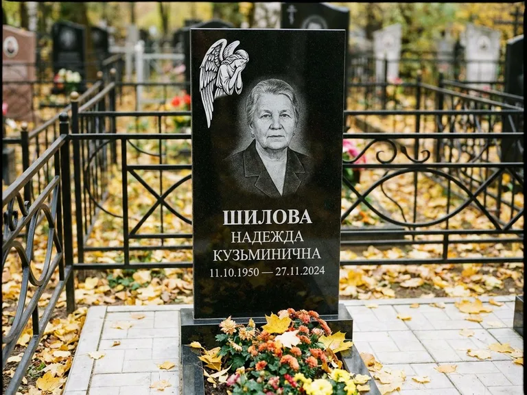 Памятник с гравировкой ангела — гравировка молящегося ангела в верхней части стелы, работа «Гордеева» в Новокузнецке