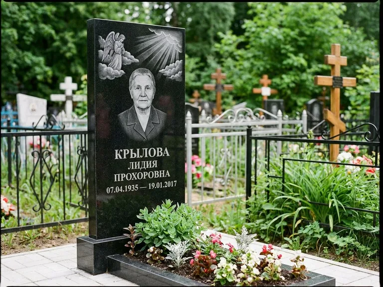Памятник с гравировкой ангела — гравировка ангела в облаках с лучами над портретом, работа «Лобанова» в Новокузнецке