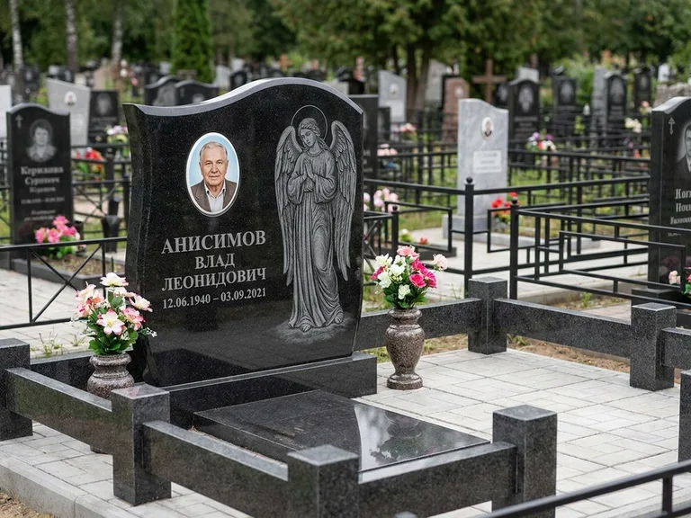 Памятник с гравировкой ангела — белая гравировка скорбящего ангела над портретом, работа «Свиридов» в Новокузнецке