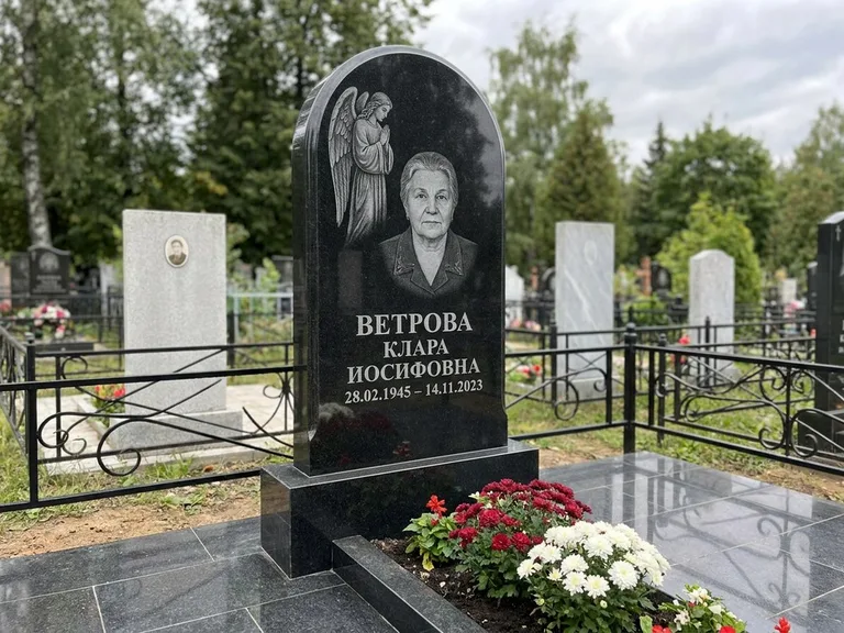 Памятник с гравировкой ангела — гравировка ангела-хранителя сбоку от портрета, работа «Игнатова» в Новокузнецке
