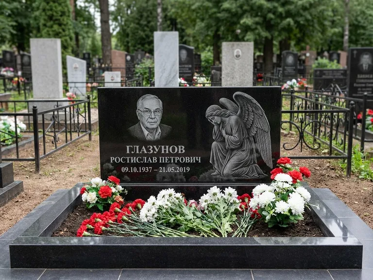 Памятник с гравировкой ангела — гравировка молящегося ангела в верхней части стелы, работа «Доронин» в Новокузнецке