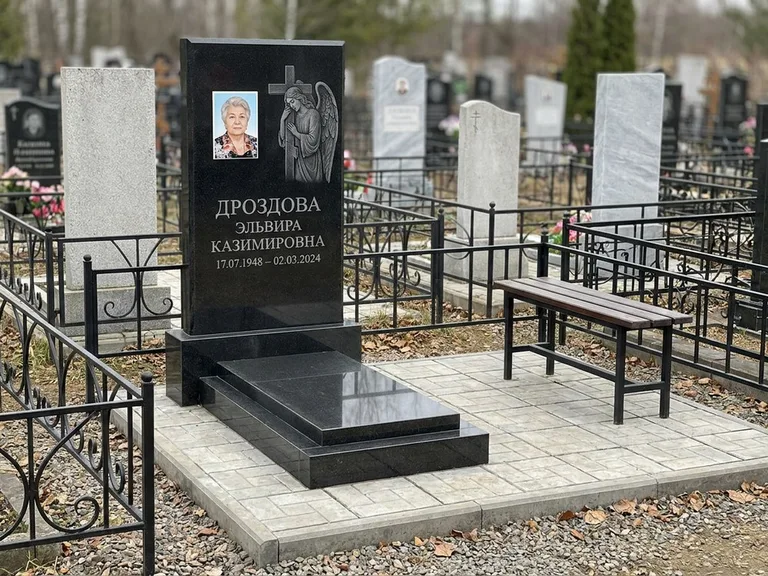Памятник с гравировкой ангела — гравировка ангела с крестом рядом с эпитафией, работа «Яковлева» в Новокузнецке