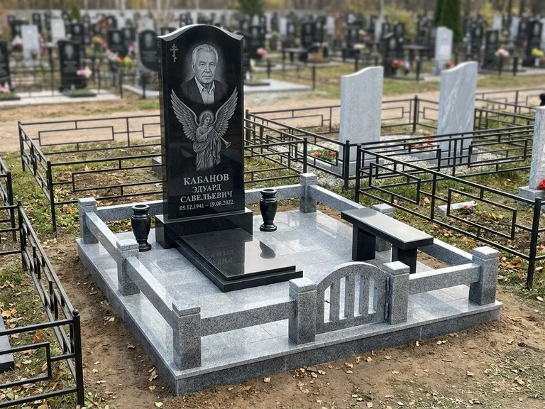 Памятник с гравировкой ангела — гравировка ангела с голубем по диагонали стелы, работа «Пономарёв» в Новокузнецке