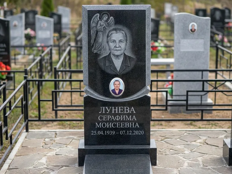 Памятник с гравировкой ангела — гравировка двух ангелов по сторонам портрета, работа «Журавлёва» в Новокузнецке