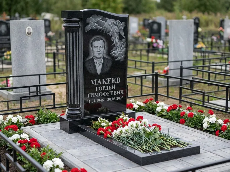 Памятник с гравировкой ангела — гравировка ангела в облаках с лучами над портретом, работа «Селиванов» в Новокузнецке