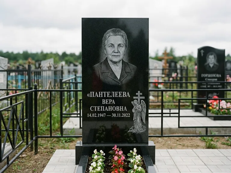 Памятник с гравировкой ангела — гравировка ангела с крестом рядом с эпитафией, работа «Пантелеева» в Новокузнецке