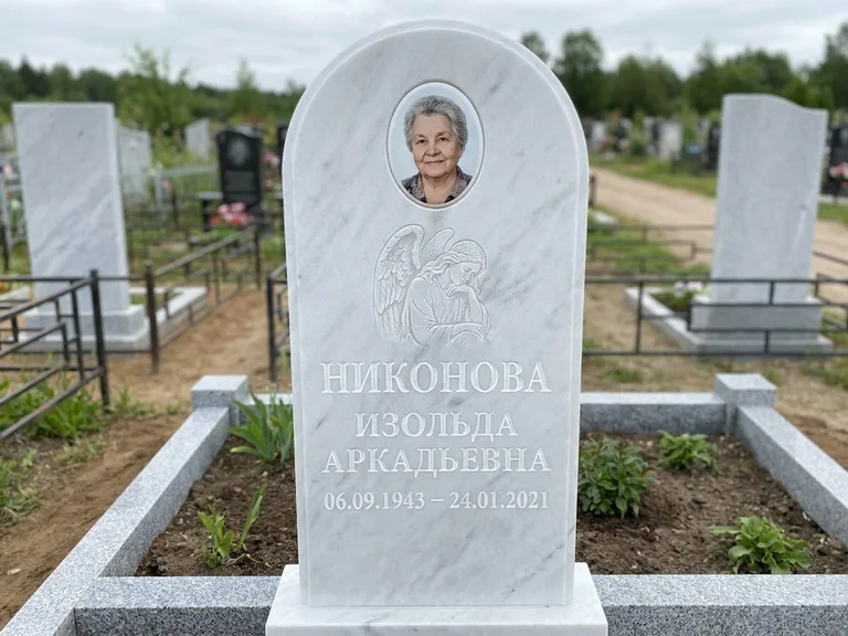 Памятник с гравировкой ангела — белая гравировка скорбящего ангела над портретом, работа «Гордеева» в Новокузнецке