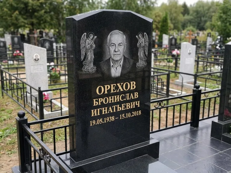Памятник с гравировкой ангела — гравировка ангела-хранителя сбоку от портрета, работа «Фаддеев» в Новокузнецке