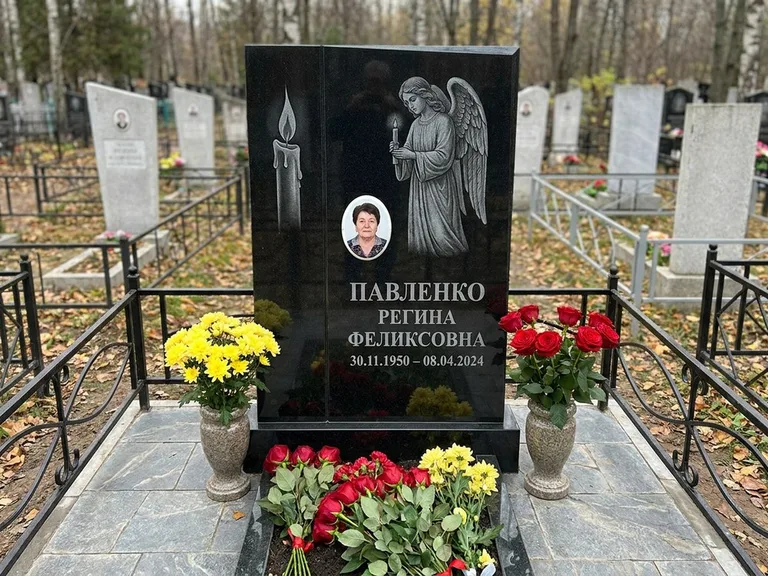 Памятник с гравировкой ангела — гравировка молящегося ангела в верхней части стелы, работа «Пантелеева» в Новокузнецке