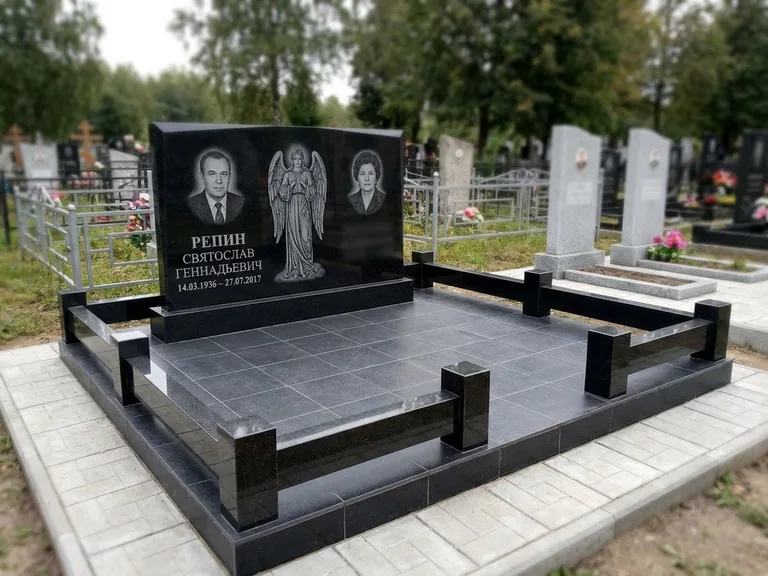 Памятник с гравировкой ангела — гравировка ангела с крестом рядом с эпитафией, работа «Касаткин» в Новокузнецке