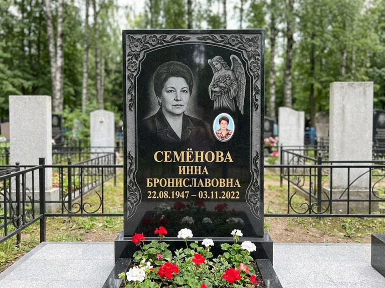 Памятник с гравировкой ангела — гравировка ангела с голубем по диагонали стелы, работа «Лобанова» в Новокузнецке