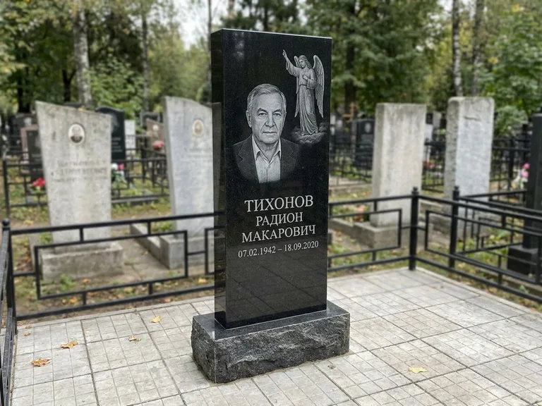 Памятник с гравировкой ангела — гравировка двух ангелов по сторонам портрета, работа «Свиридов» в Новокузнецке