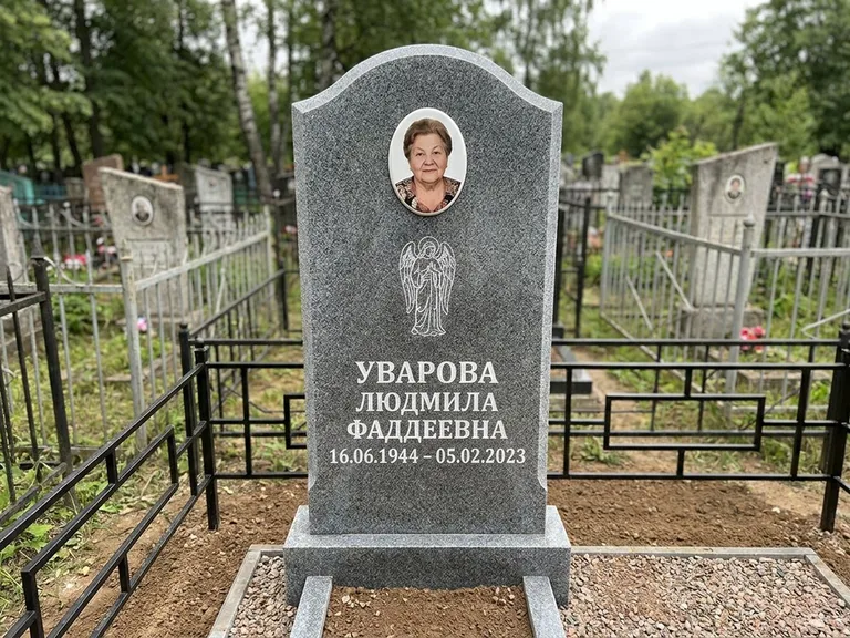 Памятник с гравировкой ангела — гравировка ангела в облаках с лучами над портретом, работа «Игнатова» в Новокузнецке