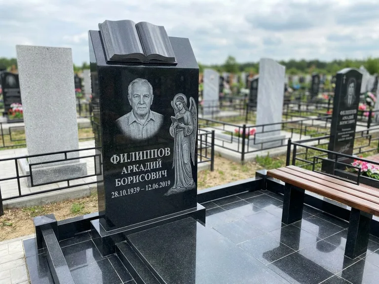 Памятник с гравировкой ангела — белая гравировка скорбящего ангела над портретом, работа «Доронин» в Новокузнецке