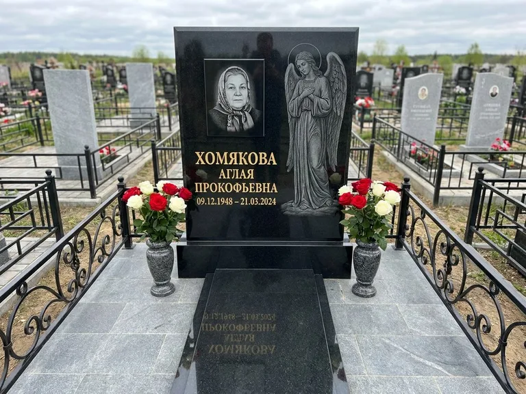 Памятник с гравировкой ангела — гравировка ангела-хранителя сбоку от портрета, работа «Яковлева» в Новокузнецке
