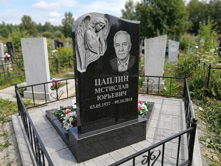 Памятник с гравировкой ангела — гравировка молящегося ангела в верхней части стелы, работа «Пономарёв» в Новокузнецке
