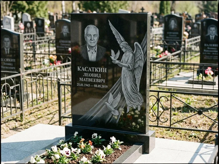 Памятник с гравировкой ангела — гравировка ангела с голубем по диагонали стелы, работа «Касаткин» в Новокузнецке