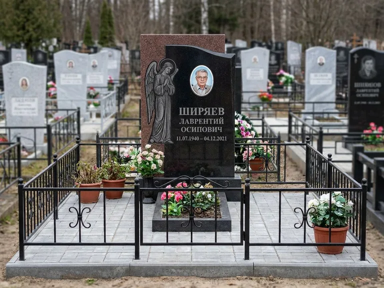 Памятник с гравировкой ангела — гравировка ангела с голубем по диагонали стелы, работа «Селиванов» в Новокузнецке