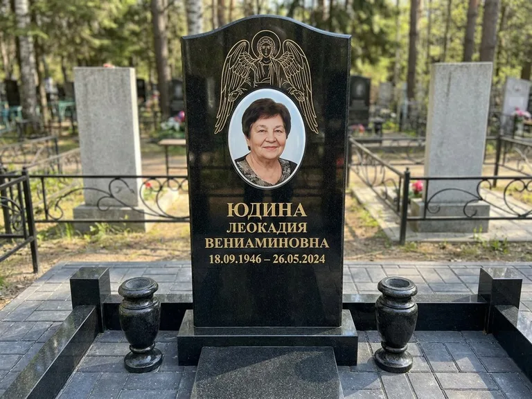 Памятник с гравировкой ангела — гравировка двух ангелов по сторонам портрета, работа «Гордеева» в Новокузнецке