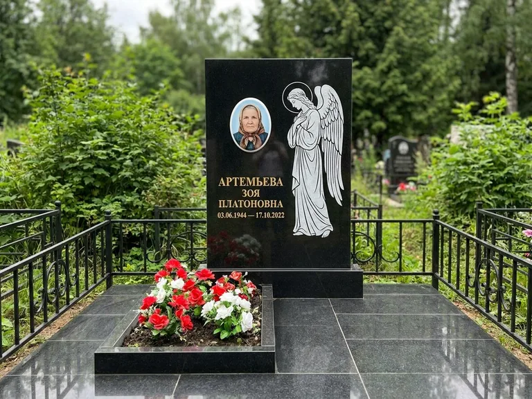 Памятник с гравировкой ангела — гравировка ангела в облаках с лучами над портретом, работа «Фаддеев» в Новокузнецке