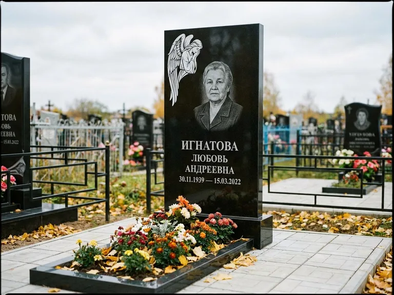 Памятник с гравировкой ангела — белая гравировка скорбящего ангела над портретом, работа «Игнатова» в Новокузнецке
