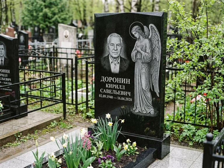 Памятник с гравировкой ангела — гравировка ангела-хранителя сбоку от портрета, работа «Доронин» в Новокузнецке