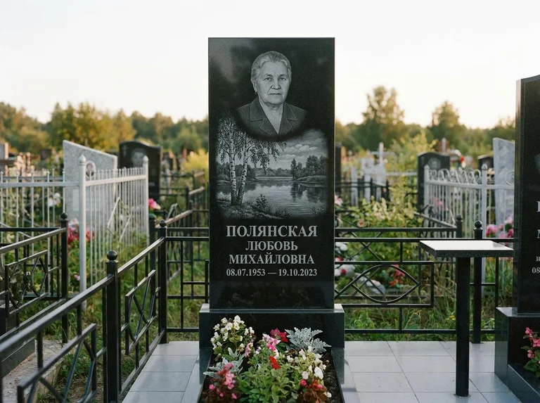 Памятник с гравировкой берёзы — гравировка берёзы у зеркального озера, работа «Полянская» в Новокузнецке