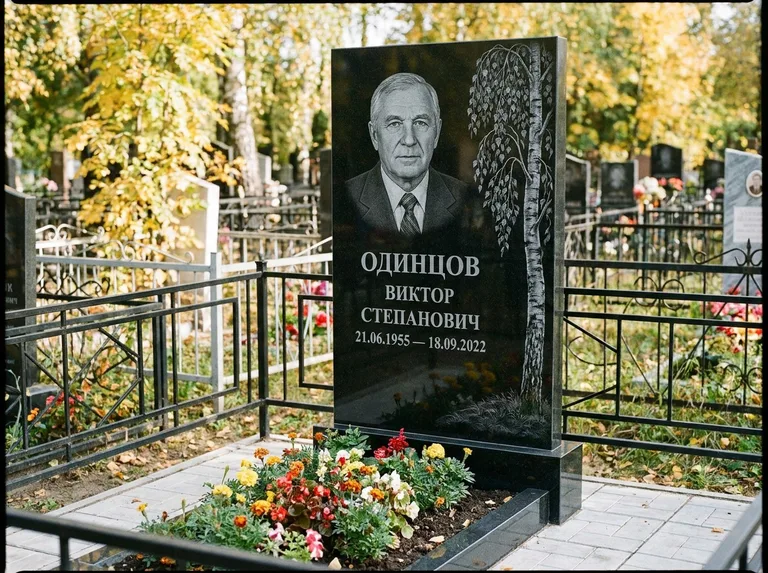 Памятник с гравировкой берёзы — гравировка плакучей берёзы с тонкими ветвями, работа «Одинцов» в Новокузнецке