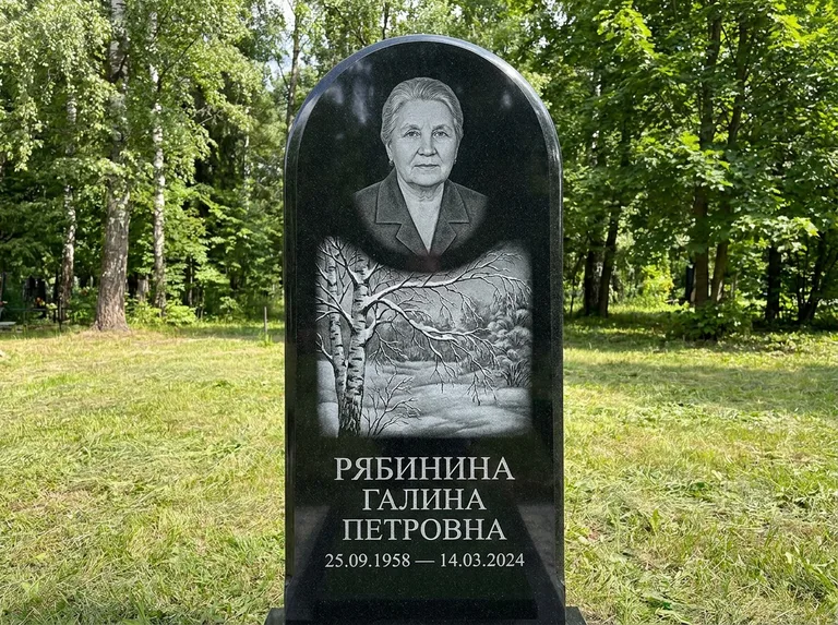 Памятник с гравировкой берёзы: стела с плавным арочным верхом — зимняя берёза, снег на ветвях, газон без ограды, стриженая трава, работа «Рябинина» в Новокузнецке
